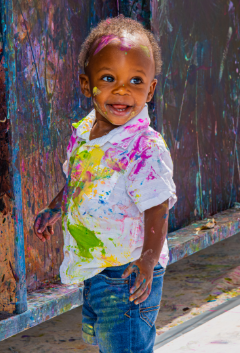 Kids collaborating on an art project at Artnest Studio